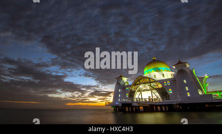 Die schwimmende Moschee von Pulau Melaka, Malaysia, den Sonnenuntergang hinter sich. Stockfoto