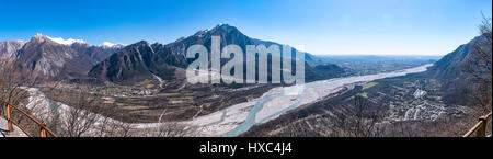 Panorama vom Monte San Simeone, Monte Chiampon und Fluss Tagliamento in Friaul-Julisch Stockfoto