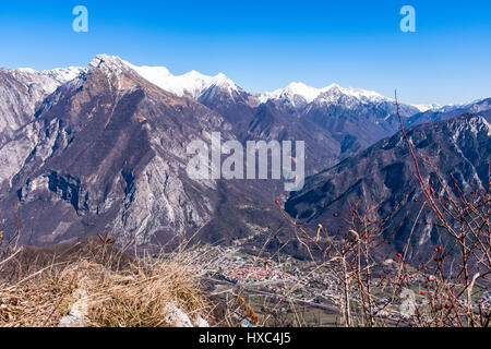 Blick vom Monte San Simeone bis Venzone und die Julischen Alpen Stockfoto