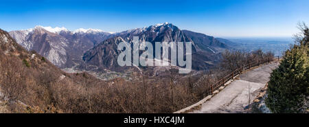 Panorama vom Monte San Simeone, Monte Chiampon und Friaul-Julisch Venetien in Italien Stockfoto