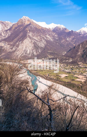 Blick vom Monte San Simeone auf Venzone und Fluss Tagliamento in Friaul-Julisch Venetien Stockfoto