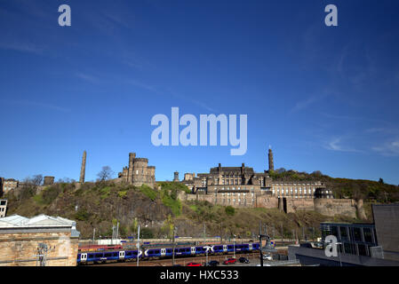 Panoramablick auf Calton hill Om einen sonnigen Tag mit Waverley Station im Vordergrund Stockfoto