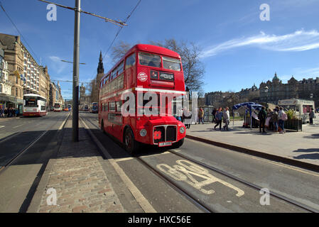 Rote Route Masterbus Princes Street Edinburgh Zyklus Spur blauer Himmel Stockfoto