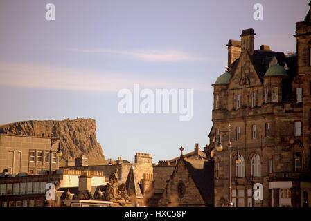 Edinburgh-Felsen aus dem Hügel Stockfoto