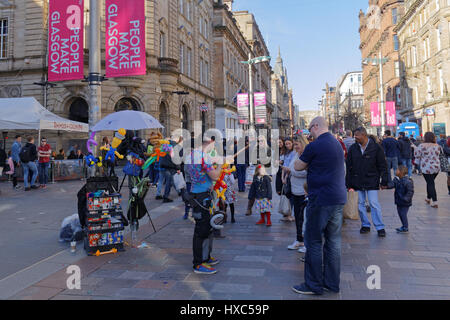 Glasgow City Stadtbild Straßenszene Buchanan Street Shopping-Fans und Touristen Stockfoto