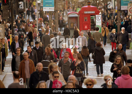 Glasgow City Stadtbild Straßenszene Sauchiehall Street Shopping-Fans und Touristen Stockfoto