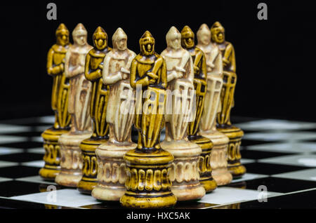 Reich verzierte Schachfiguren mit schwarzem Hintergrund angeordnet Stockfoto