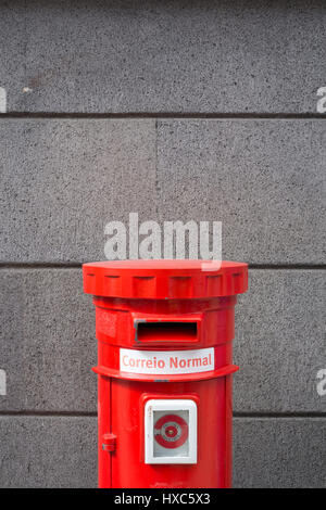 Rot klassisch geformten CTT portugiesische Post Box auf dann Insel Madeira Stockfoto