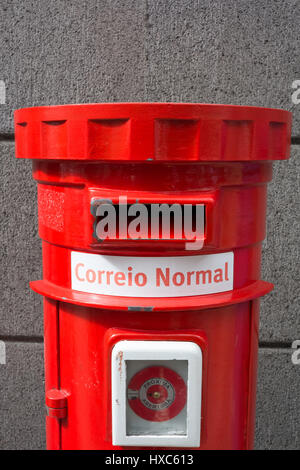 rote klassische Form Portugiesisch CTT Post Box auf der Insel Madeira Stockfoto