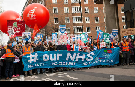 # Unsere NHS-Rallye - Tausende erweisen für die nationale Demonstration in London, die NHS gegen Kürzungen der Regierung, Verschlüsse und Privatisierung zu verteidigen. Stockfoto