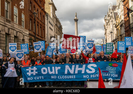 # Unsere NHS-Rallye - Tausende erweisen für die nationale Demonstration in London, die NHS gegen Kürzungen der Regierung, Verschlüsse und Privatisierung zu verteidigen. Stockfoto