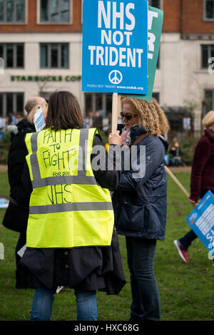 # Unsere NHS-Rallye - Tausende erweisen für die nationale Demonstration in London, die NHS gegen Kürzungen der Regierung, Verschlüsse und Privatisierung zu verteidigen. Stockfoto