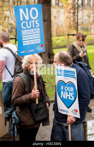 # Unsere NHS-Rallye - Tausende erweisen für die nationale Demonstration in London, die NHS gegen Kürzungen der Regierung, Verschlüsse und Privatisierung zu verteidigen. Stockfoto