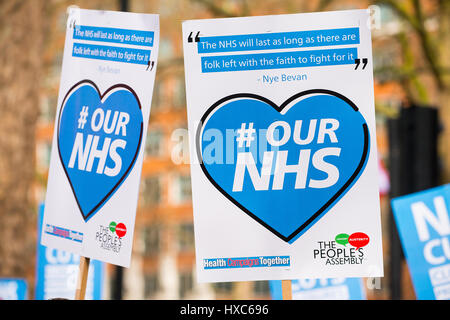 # Unsere NHS-Rallye - Tausende erweisen für die nationale Demonstration in London, die NHS gegen Kürzungen der Regierung, Verschlüsse und Privatisierung zu verteidigen. Stockfoto