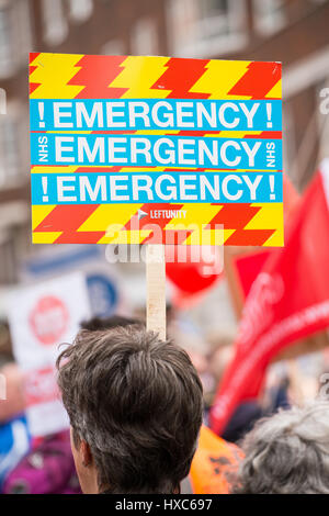 # Unsere NHS-Rallye - Tausende erweisen für die nationale Demonstration in London, die NHS gegen Kürzungen der Regierung, Verschlüsse und Privatisierung zu verteidigen. Stockfoto