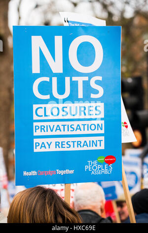 # Unsere NHS-Rallye - Tausende erweisen für die nationale Demonstration in London, die NHS gegen Kürzungen der Regierung, Verschlüsse und Privatisierung zu verteidigen. Stockfoto