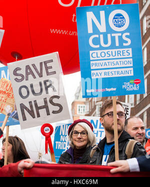 # Unsere NHS-Rallye - Tausende erweisen für die nationale Demonstration in London, die NHS gegen Kürzungen der Regierung, Verschlüsse und Privatisierung zu verteidigen. Stockfoto