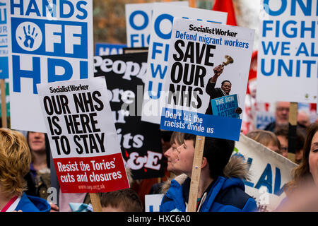 # Unsere NHS-Rallye - Tausende erweisen für die nationale Demonstration in London, die NHS gegen Kürzungen der Regierung, Verschlüsse und Privatisierung zu verteidigen. Stockfoto