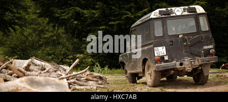 Eine alte Santana Land Rover irgendwo in Spanien. Santana Motors S.A. war ein spanischer Hersteller mit Sitz in Linares. Stockfoto