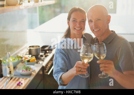 Porträt glücklich älteres paar Toasten Weißweingläser, Kochen in der Küche Stockfoto