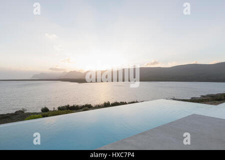 Ruhigen Sonnenuntergang über Infinity-Pool und das Meer Stockfoto