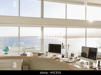Sonnigen, ruhigen modernen Luxus home Showcase interior home-Office mit Blick aufs Meer Stockfoto
