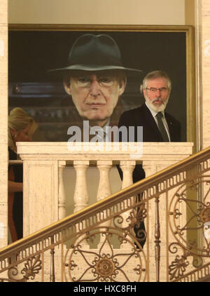 Sinn Féin Gerry Adams durch ein Portrait des ehemaligen DUP Führers Rev Ian Paisley in der Aula, Stormont vor den Medien zu sprechen, nachdem Gespräche zur Wiederherstellung einer Powersharing Regierung gescheitert. Stockfoto