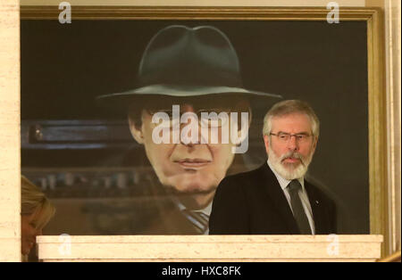 Sinn Féin Gerry Adams durch ein Portrait des ehemaligen DUP Führers Rev Ian Paisley in der Aula, Stormont vor den Medien zu sprechen, nachdem Gespräche zur Wiederherstellung einer Powersharing Regierung gescheitert. Stockfoto