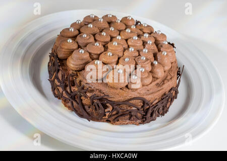 Drei Mehl Schokolade Kuchen mit Sahne mousse Stockfoto