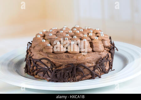 Drei Mehl Schokolade Kuchen mit Sahne mousse Stockfoto