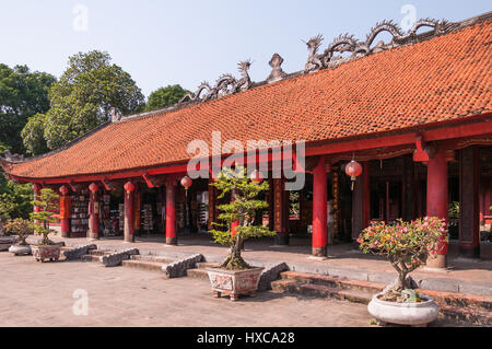 Tempel der Literatur vierte Courtyard Gebäude Exterieur mit rotem Ziegeldach und Dragon Skulpturen auf der Oberseite, Hanoi, Vietnam Stockfoto