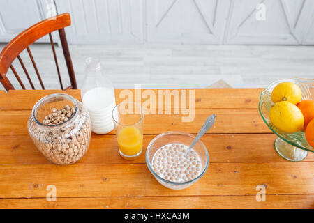 leckere und gesunde Cornflakes Ball, mit frischem Maissamen gemacht. Stockfoto