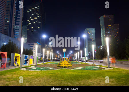 Übernachtung in Astana - Hauptstadt von Kasachstan. In die Mitte steht das Denkmal Baiterek. Die Menschen gehen auf dem Boulevard. Stockfoto