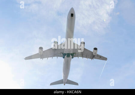 Vollständig weiße Flugzeug Airbus A340, der Iberia Airline ist von Adolfo Suarez Flughafen Madrid - Barajas, auszuziehen. Sonne-Licht-Reflektionen und Wanderwege Stockfoto