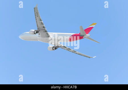 Flugzeug Airbus A330 der Fluggesellschaft Iberia ist von Adolfo Suarez Flughafen Madrid - Barajas, auszuziehen. Zwei Motoren. Blauer Himmel. Herbst. Stockfoto