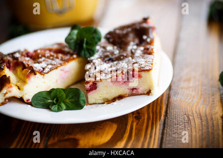 Quark-Auflauf mit Beeren Stockfoto