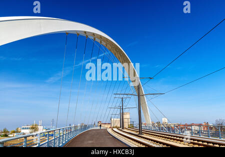 Citadelle Brücke über Bassin Vauban für Straßenbahnen und Fahrräder. Strasbourg - Frankreich Stockfoto