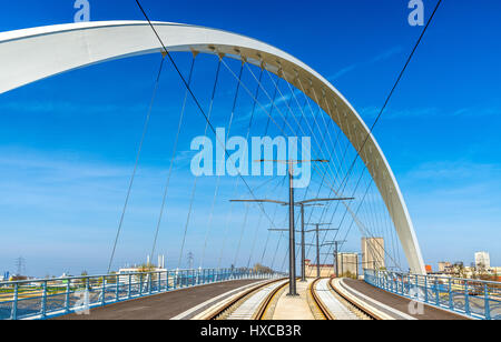 Citadelle Brücke über Bassin Vauban für Straßenbahnen und Fahrräder. Strasbourg - Frankreich Stockfoto