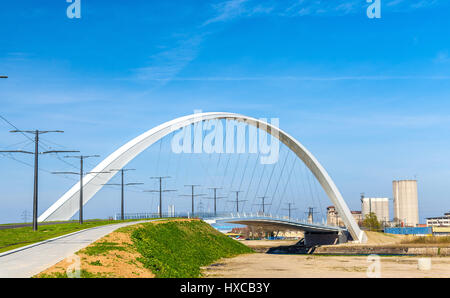 Citadelle Brücke über Bassin Vauban für Straßenbahnen und Fahrräder. Strasbourg - Frankreich Stockfoto