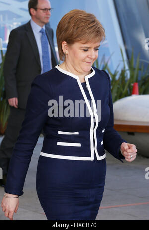 Erste Minister Nicola Sturgeon verlässt das Crowne Plaza Hotel in Glasgow, nach der Teilnahme in einem bilateralen Treffen mit Premierminister Theresa May während ihres Besuchs in Schottland. Stockfoto