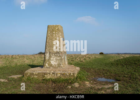 Ordnance Survey Trig Punkt auf Butser Hill, Queen Elizabeth Country Park, Hampshire, England, Vereinigtes Königreich Stockfoto