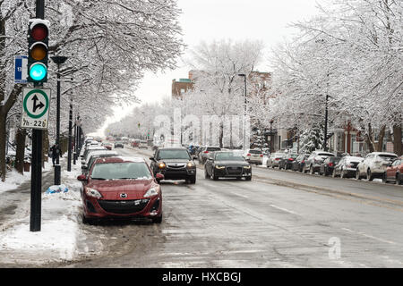 Montreal, Kanada - 25. März 2017: Christophe Colomb Street im Winter Stockfoto