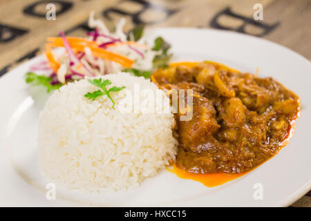 thailändisches Essen Gaeng hängen legen. Schweinefleisch-Curry mit Reis Stockfoto