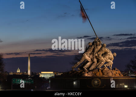 Die uns Marine Corps War Memorial mit Washington Sehenswürdigkeiten im Hintergrund während der Morgendämmerung in Arlington, Virginia. Stockfoto