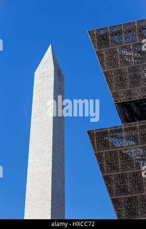 Die eckige Metall Architektur des National Museum of African American History und Kultur kontrastiert mit dem Washington Monument in Washington, DC Stockfoto