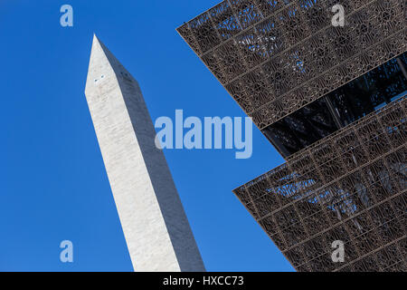 Die eckige Metall Architektur des National Museum of African American History und Kultur kontrastiert mit dem Washington Monument in Washington, DC Stockfoto