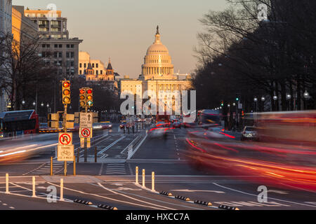 Verkehr schafft Lichtspuren und Bewegung verwischt zu US Capitol Building an der Pennsylvania Avenue in Washington, DC. Stockfoto