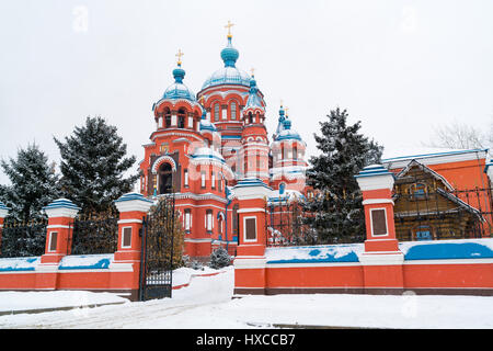 Blick auf Schneefall am Dom der Kasaner Ikone der Muttergottes in Irkutsk, Russland Stockfoto