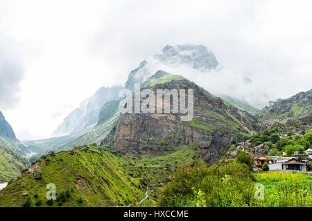 Blick auf den Berg im Nebel und Dorf am Mana, Uttarakhand, Indien Stockfoto