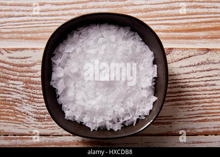 Maldon Sea salt Flocken in einer Schüssel auf einem Holzbrett Stockfoto